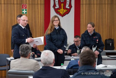 Carina Hoeft und Annette Stoll werden mit dem silbernen Brandschutzehrenzeichen für ihre 25-jährige, aktive pflichttreue Dienstzeit geehrt.