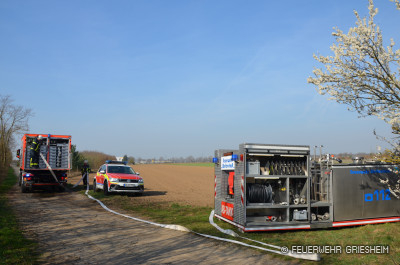 Der AB-Tank von der Feuerwehr Weiterstadt wird als Puffer und Übergabestelle für die Wasserversorgung zum Einsatz gebracht