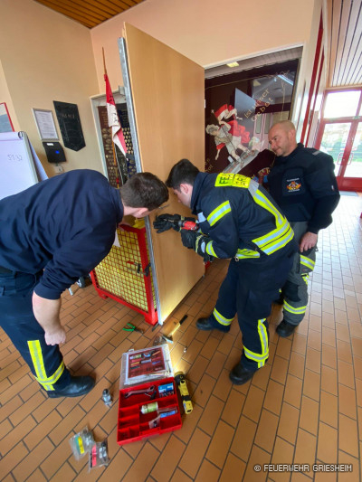 Spezielles Werkzeug ermöglicht es der Feuerwehr, mit minimalem Schaden Türen zu öffnen...